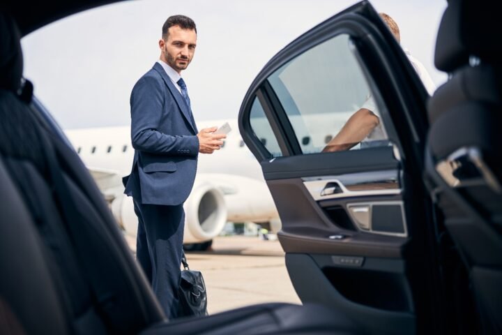 سائق يستقبل راكبًا في المطار